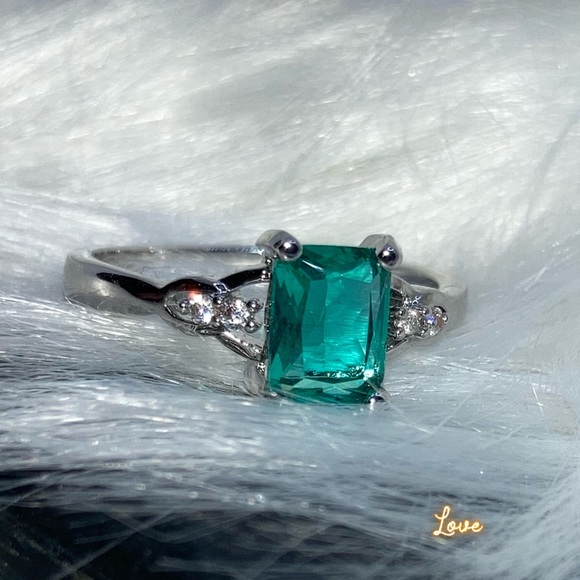 Nice 1.75ct Green Sapphire Petite Minimalist Ring - Picture 4 of 6